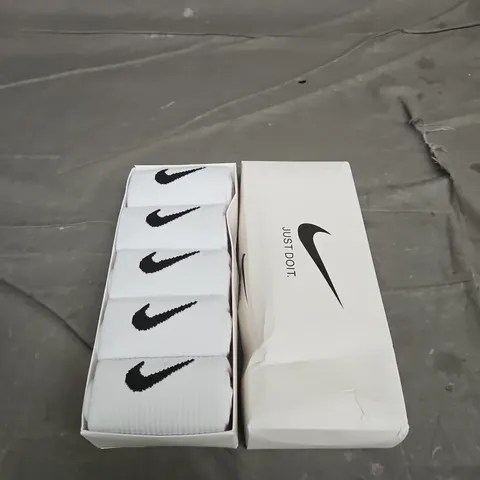 BOX OF APPROX 5 NIKE CREW SOCKS