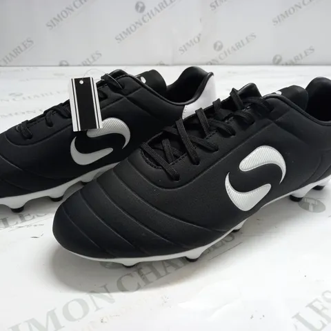 SONDICO BLACK FOOTBALL BOOTS - UK 8