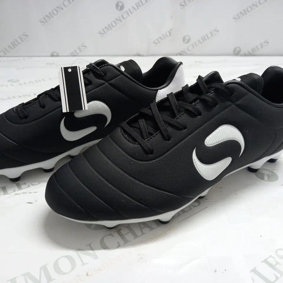 SONDICO BLACK FOOTBALL BOOTS - UK 8