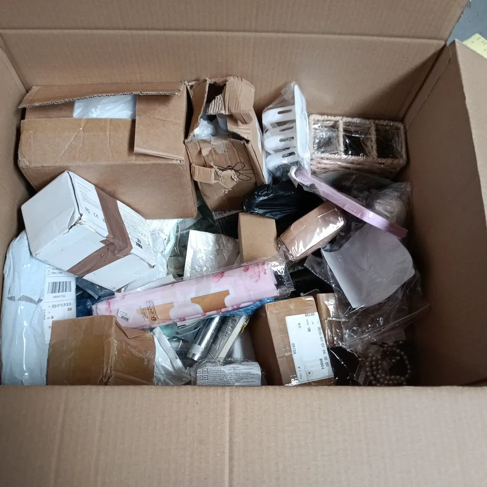 LARGE QUANTITY OF ASSORTED HOUSEHOLD ITEMS TO INCLUDE OSRAM VEHICLE BULBS, POWER BANK AND HOME SWEET HOME SIGN