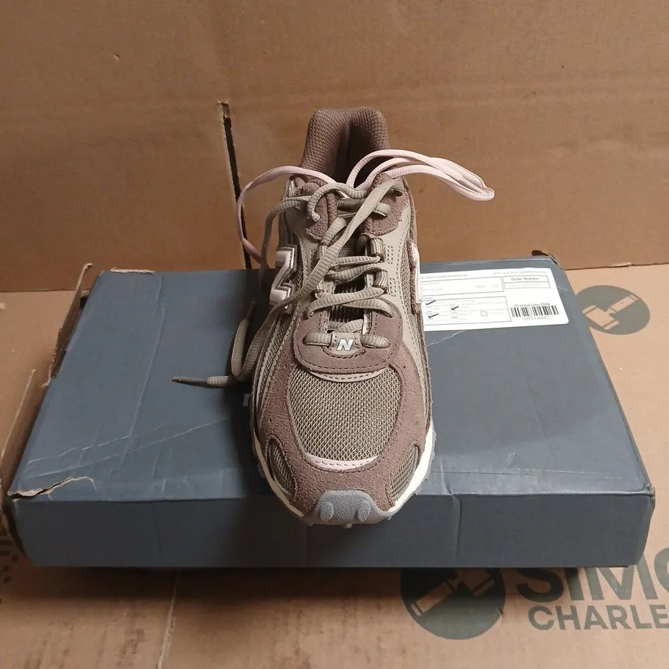 NEW BALANCE WOMEN'S TRAINERS – BROWN/GREY/PINK BOXED SIZE 5
