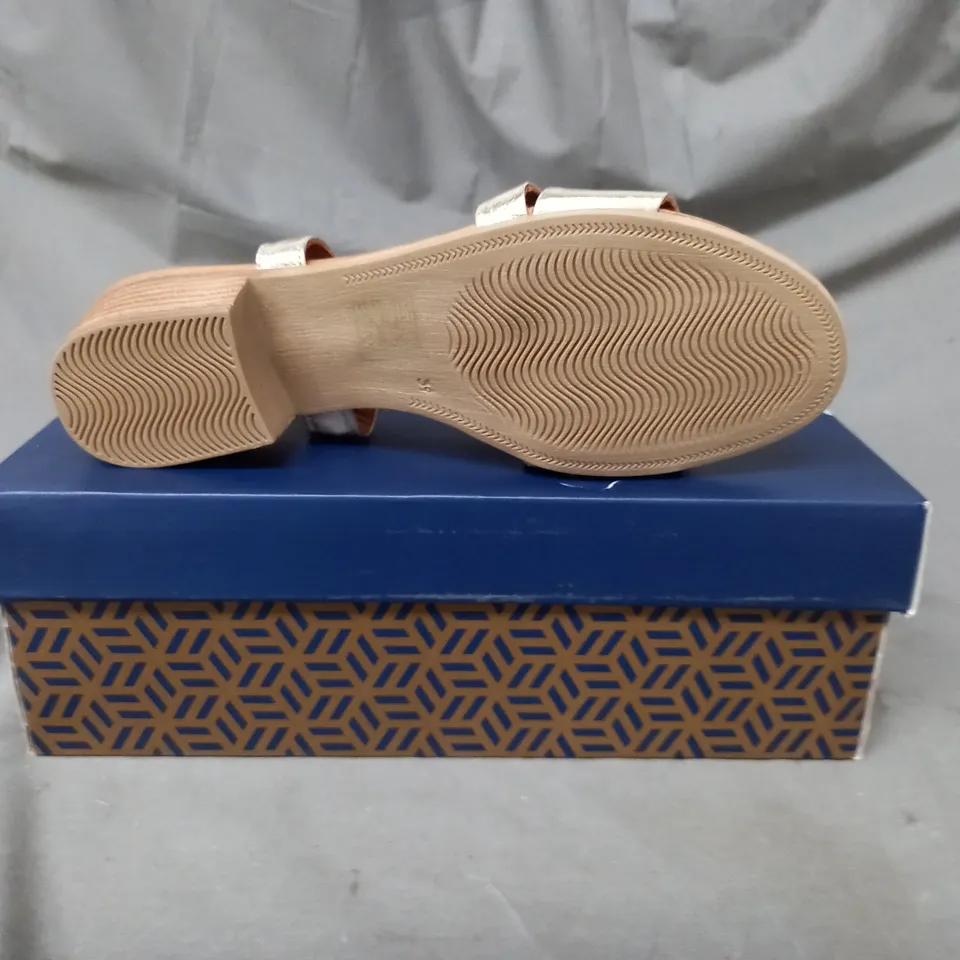 BOXED PAIR OF CARL SCARPA TIANEY SANDALS IN GOLD SIZE 6