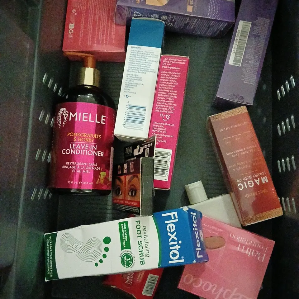 APPROXIMATELY 20 ASSORTED HEALTH & BEAUTY PRODUCTS TO INCLUDE NATURE SPELL CURL ENHANCING SHAMPOO, WONDERSKIN LIP STAIN, UMBERTO GIANNINI CURL STARTER KIT, ETC
