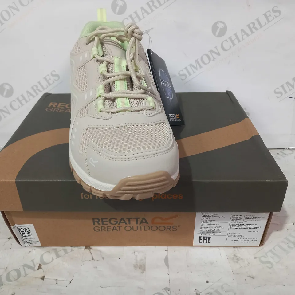 BOXED PAIR OF REGATTA LADY VENDEAVOUR ES WP SHOES IN BARLEY WHITE/LIME CREAM UK SIZE 7