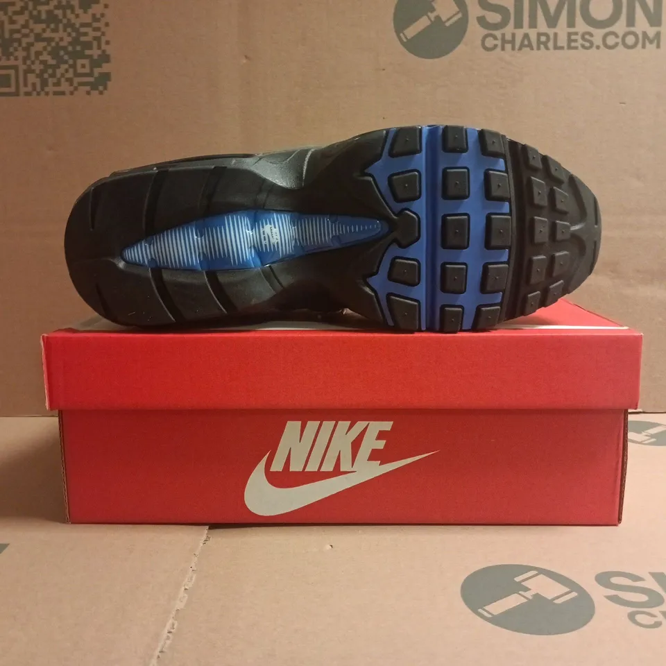 BOXED PAIR OF NIKE AIR MAX TRAINERS IN WHITE/GREY/BLUE SIZE UK 9