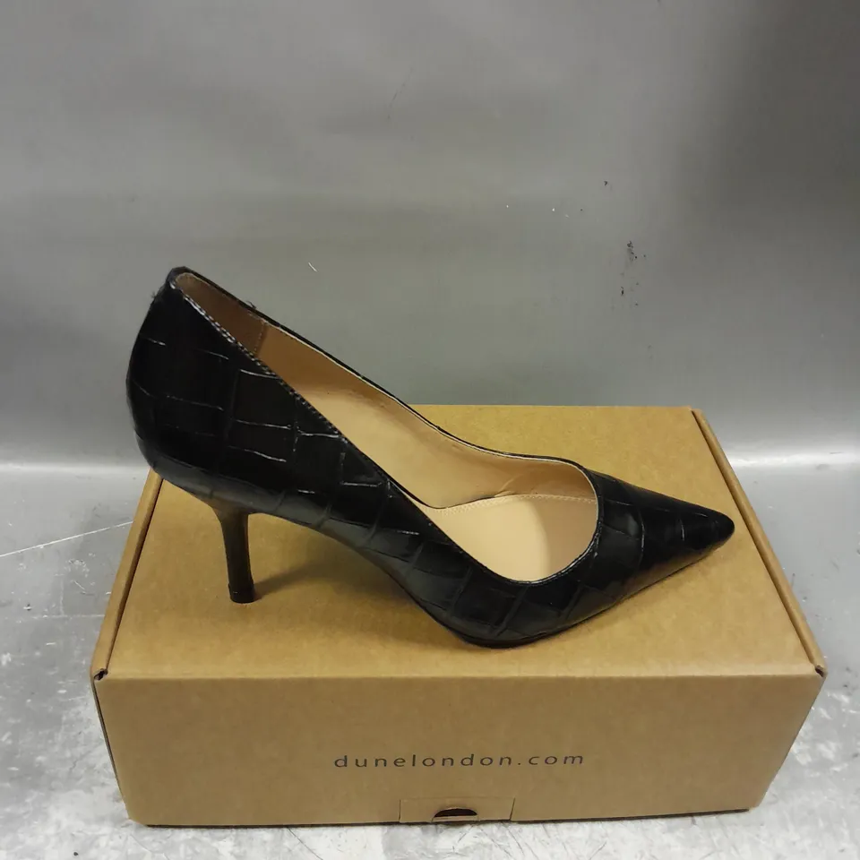 BOXED PAIR OF DUNE LONDON BOLD CROC PRINT LEATHER MID HEEL POINT COURT SHOES IN BLACK SIZE 5