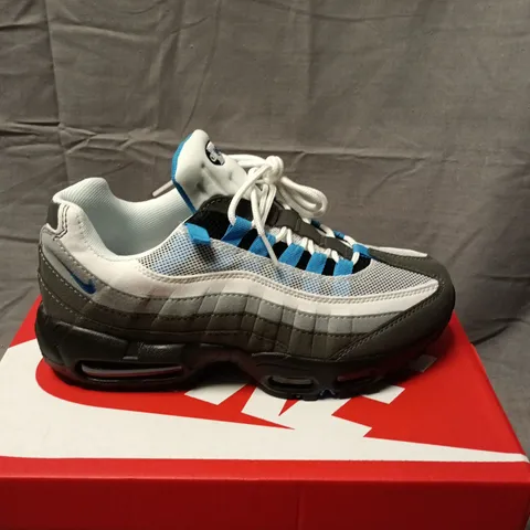 BOXED NIKE AIR MAX 95 TT TRAINERS – GREY/WHITE/BLUE, UK 6 (US 7, EU 40)