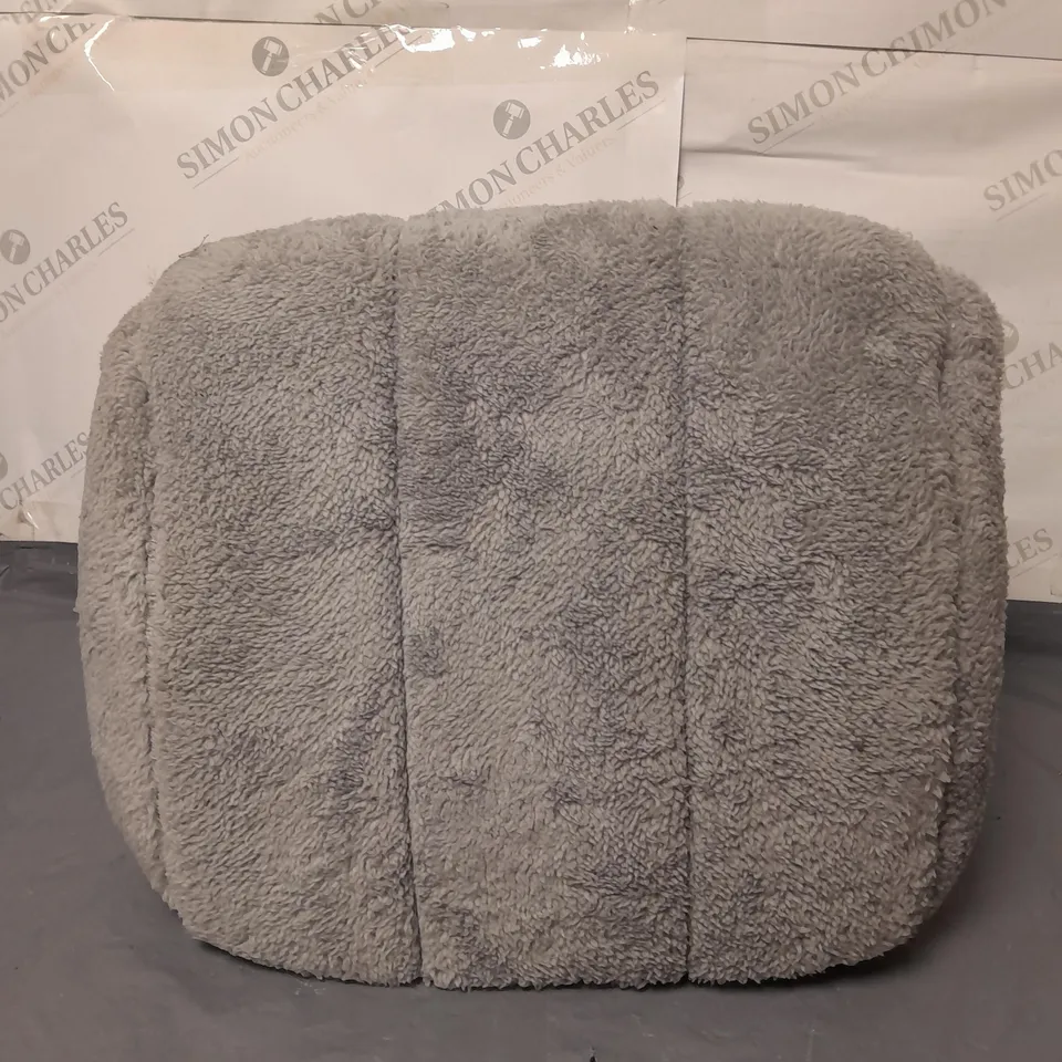 LOT OF 5 ASSORTED SOFT FURNISHINGS TO INCLUDE A PET BED, TOWELS AND BEDDING