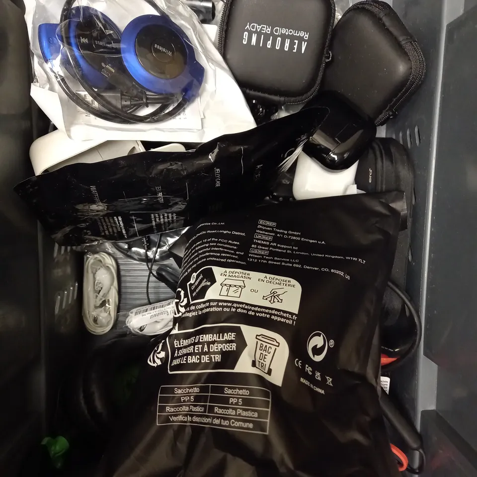 APPROXIMATELY 20 ASSORTED SOUND/HEADSET ACCESSORIES TO INCLUDE WIRELESS EARPHONES, USB HEADSET, CHARGING CASES ETC 