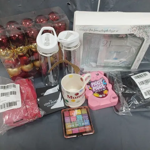 APPROXIMATELY 12 ASSORTED ITEMS TO INCLUDE CHAMPAGNE FLUTE GIFT SET, NYX SHADOW PALETTE, WATER BOTTLE, MUG, CHRISTMAS DECORATIONS - COLLECTION ONLY