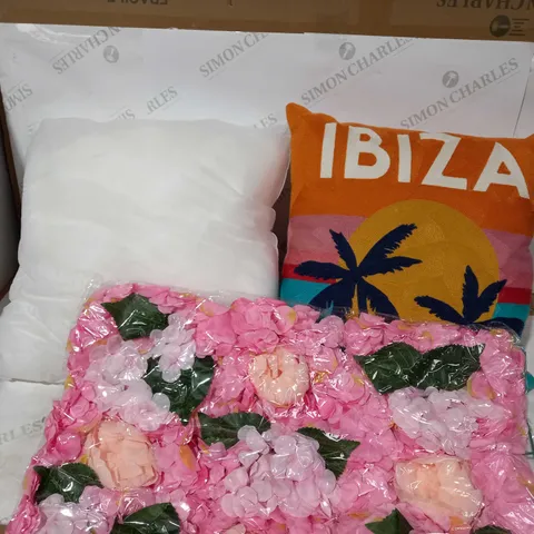BOX OF APPROX 5 ITEMS TO INCLUDE 3 CUSHIONS AND DECORATIV FLOWER WALL ART