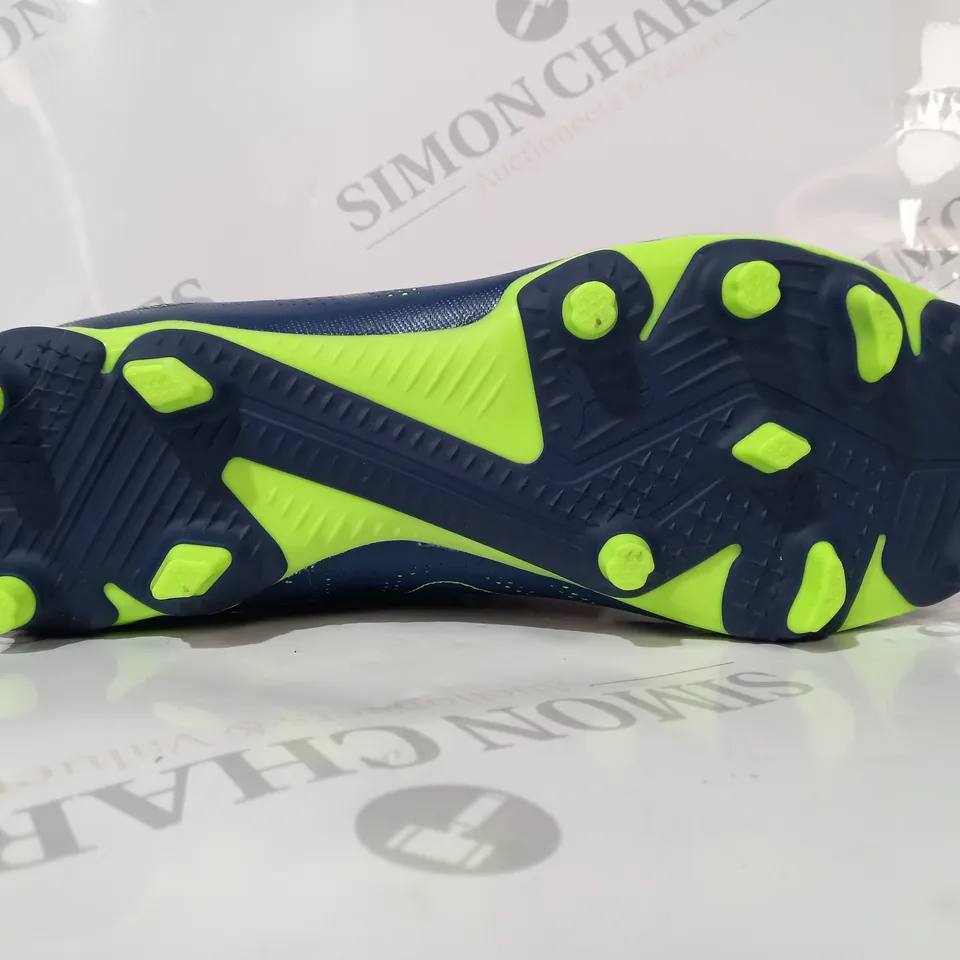 PAIR OF PUMA FOOTBALL BOOTS IN NAVY/LIME GREEN UK SIZE 7