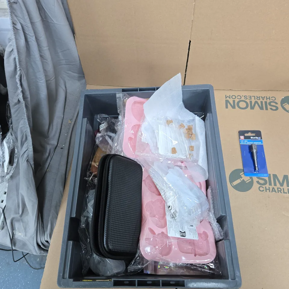 TOTE OF APPROXIMATELY 15 ASSORTED ITEMS TO INCLUDE: 1/4 HEX TO 1/2 SOCKET ADAPTER 