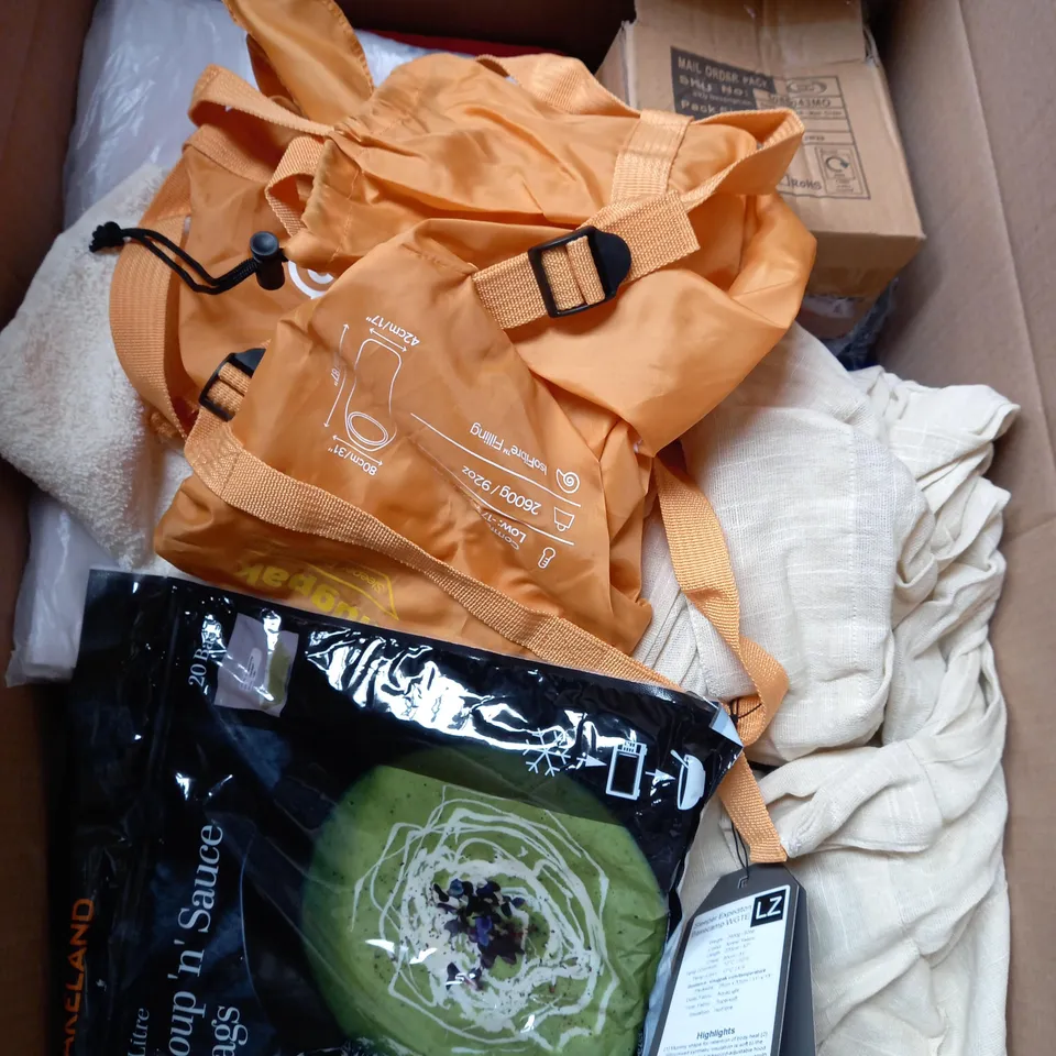 BOX OF APROXIMATELY 12 ASSORTED HOUSEHOLD ITEMS TO INCLUDE DOG BEDS , BLANKETS , CAT LITTER TRAY BAGS , ETC 