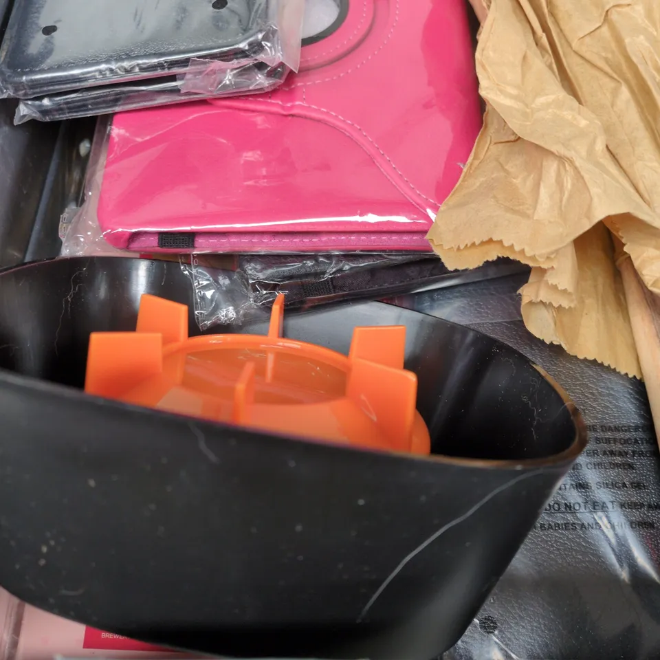 APPROXIMATELY 15 ASSORTED HOUSEHOLD ITEMS INCLUDING JUICING CUP , 100 DATES CHALLENGE AND WASHING MACHINE CLEANER 