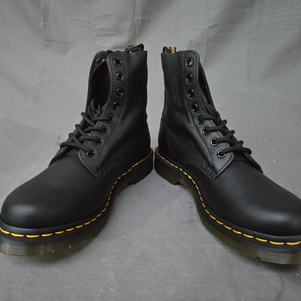 BOXED PAIR OF DR MARTENS 1460 PASCAL ANKLE BOOTS IN BLACK UK SIZE 6.5