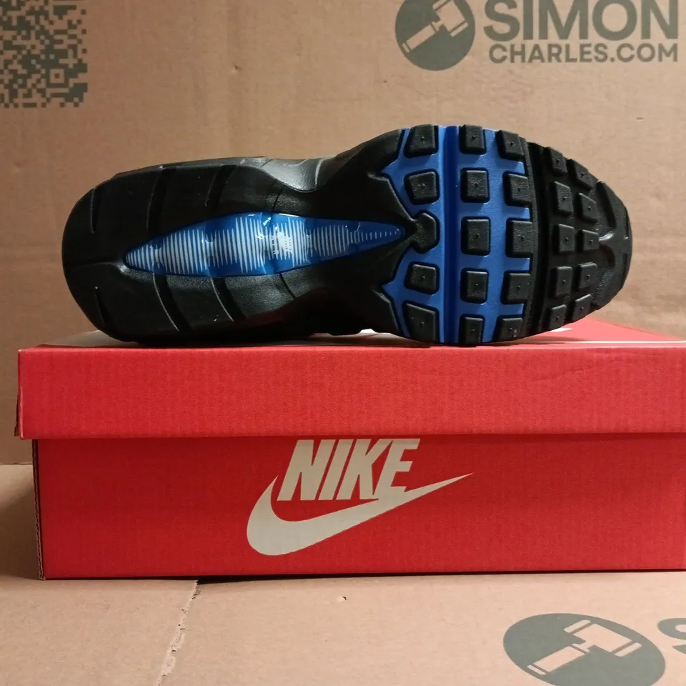 BOXED PAIR OF NIKE AIR MAX TRAINERS IN WHITE/GREY/BLUE SIZE UK 7