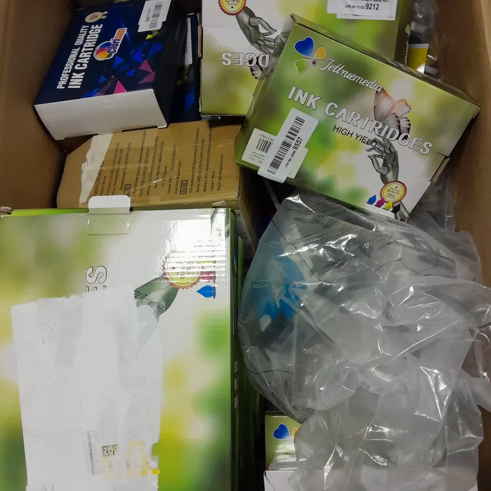 APPROXIMATELY 40 ASSORTED PRINTER INK CARTRIDGES IN VARIOUS BRANDS TO INCLUDE PAEOLOS, JETTRUMEDIA, AOMYA ETC