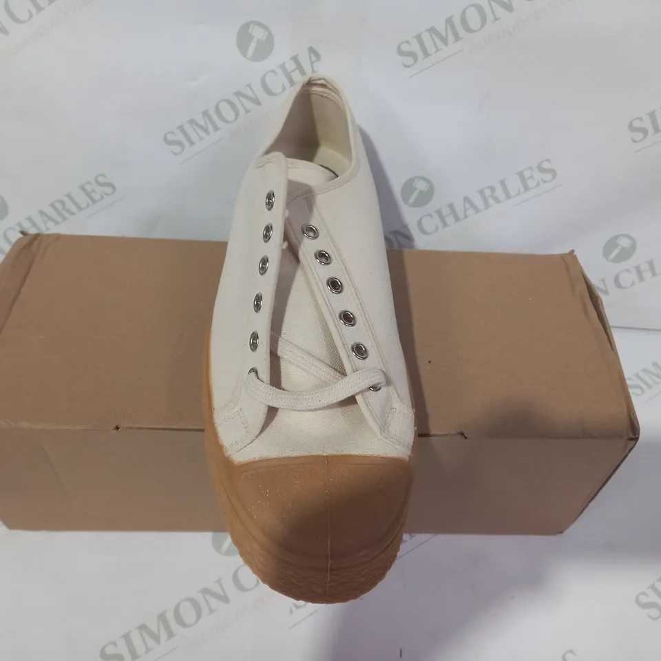 BOXED PAIR OF USRC CANVAS SHOES IN BEIGE UK SIZE 9
