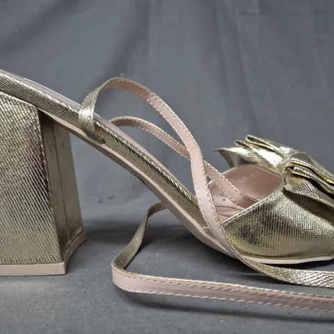 BOXED PAIR OF BE MINE BLOCK HEEL OPEN TOE SANDALS IN METALLIC GOLD W. BOW DETAIL UK SIZE 7