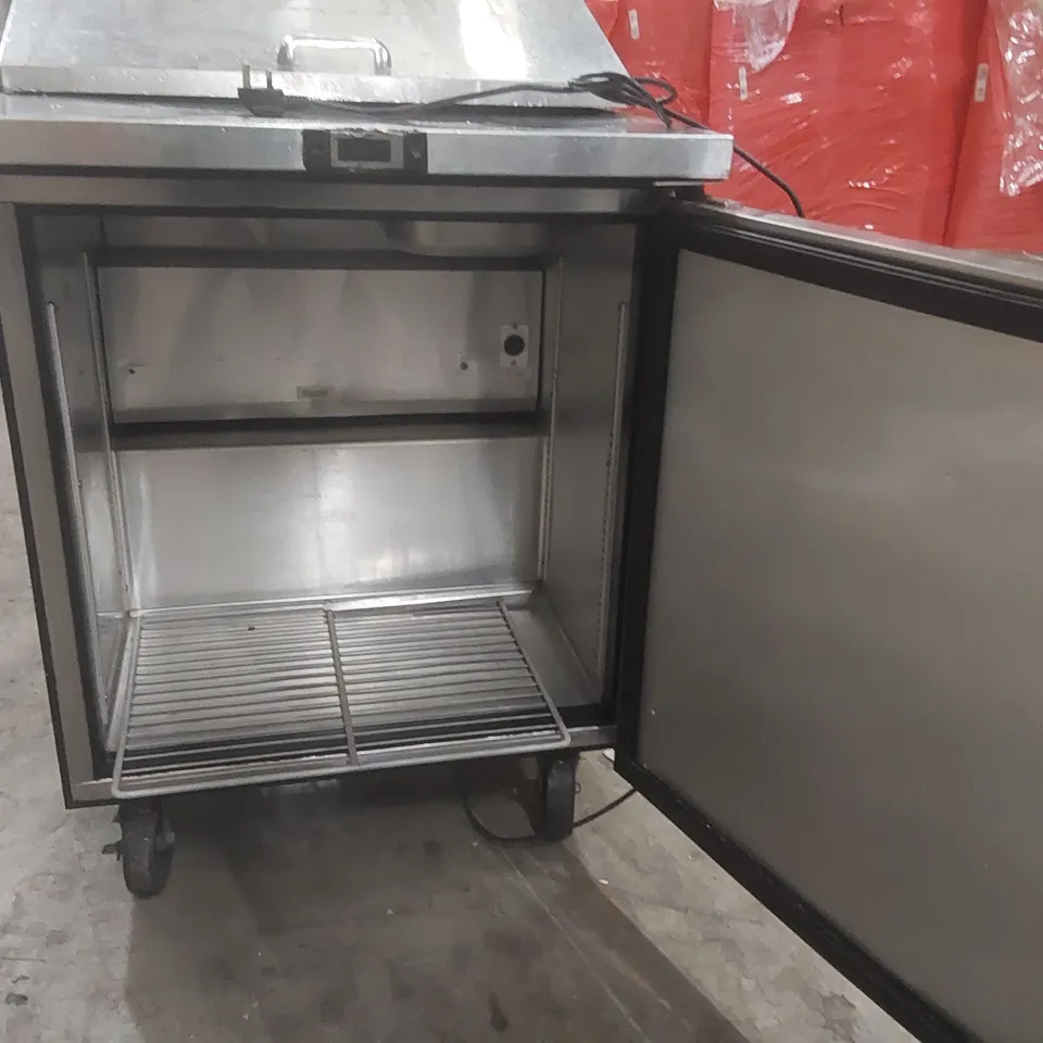 TRUE REFRIGERATION TSSU-27-08 COMMERCIAL REFRIGERATED SANDWICH AND SALAD PREP COUNTER