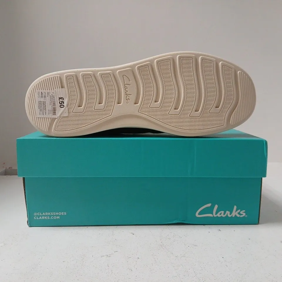 BOXED PAIR OF CLARKS SEATON LACE SHOES IN BLACK SIZE UK 9