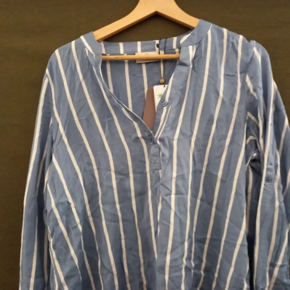 KAFFE KASTRIDY BLOUSE IN WHITE STRIPES IN BLUE - SIZE 40