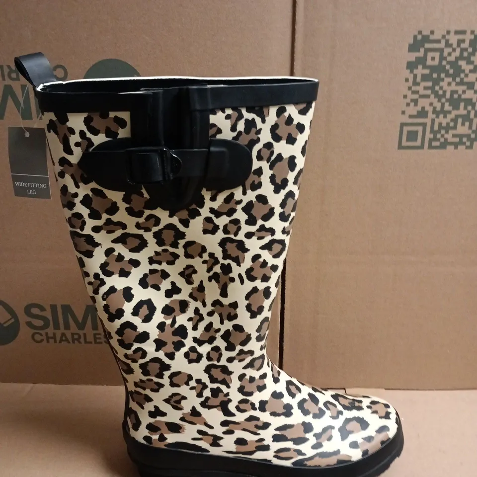 PAIR OF URBAN JACKS LEOPARD PRINT TALL WELLIES - 6 
