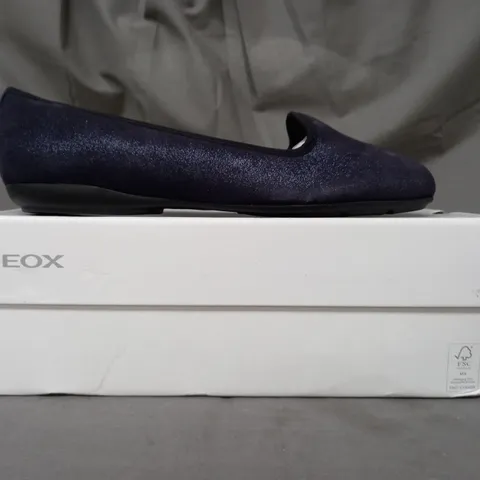 BOXED PAIR OF GEOX SLIP-ON SHOES IN DARK NAVY UK SIZE 6.5