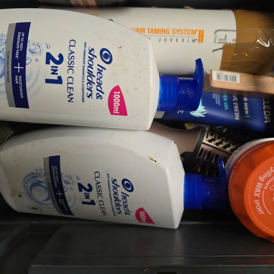 APPROXIMATELY 10 ASSORTED COSMETIC ITEMS TO INCLUDE LYNX, TROPIC, ETC - COLLECTION ONLY