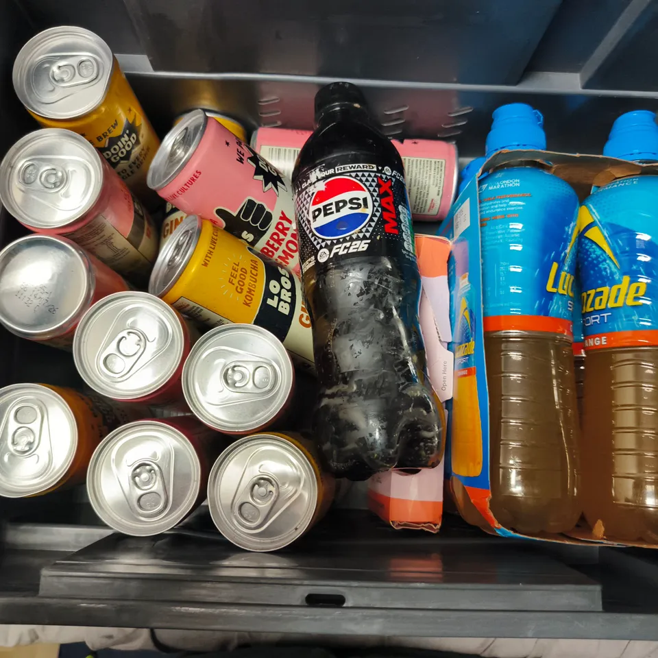 APPROXIMATELY 10 ASSORTED FOOD & DRINK ITEMS TO INCLUDE LUCOZADE ORANGE, KOMBUCHA, GRIND PUMPKIN SPICE COFFEE PODS, ETC - COLLECTION ONLY