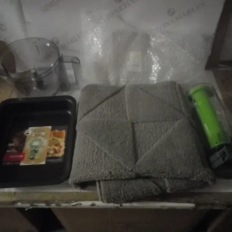 GROUP OF APPROX 5 ASSORTED ITEMS TO INCLUDE VACUUM BIN, COOKING TRAY, HALL MAT ETC