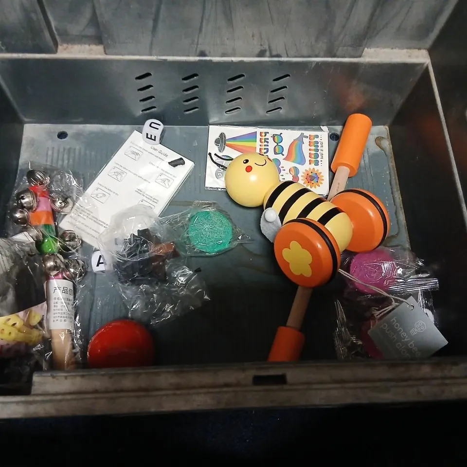 LARGE QUANTITY OF ASSORTED TOYS AND ACCESSORIES TO INCLUDE; CREP TRADING CARDS, SQUIRKIES FIDGET PETS, DINOSAUR WORLD FIGURES, UNO FLIP AND ONE NIGHT ULTIMATE WAREWOLF