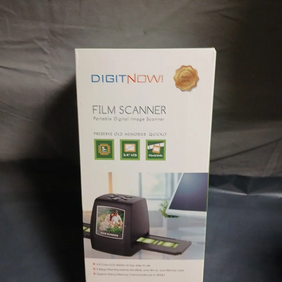 DIGITNOW! FILM SCANNER – PORTABLE DIGITAL IMAGE SCANNER (BOXED)