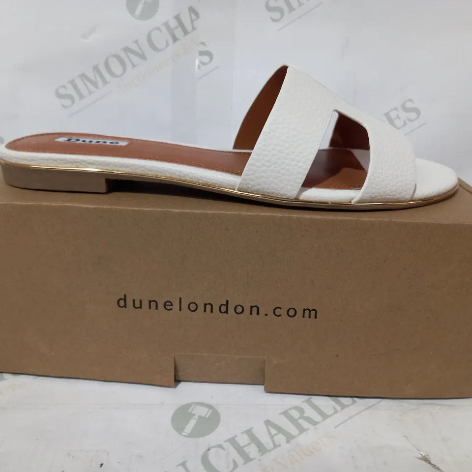 BOXED PAIR OF DUNE LONDON OPEN TOE SANDALS IN WHITE UK SIZE 6