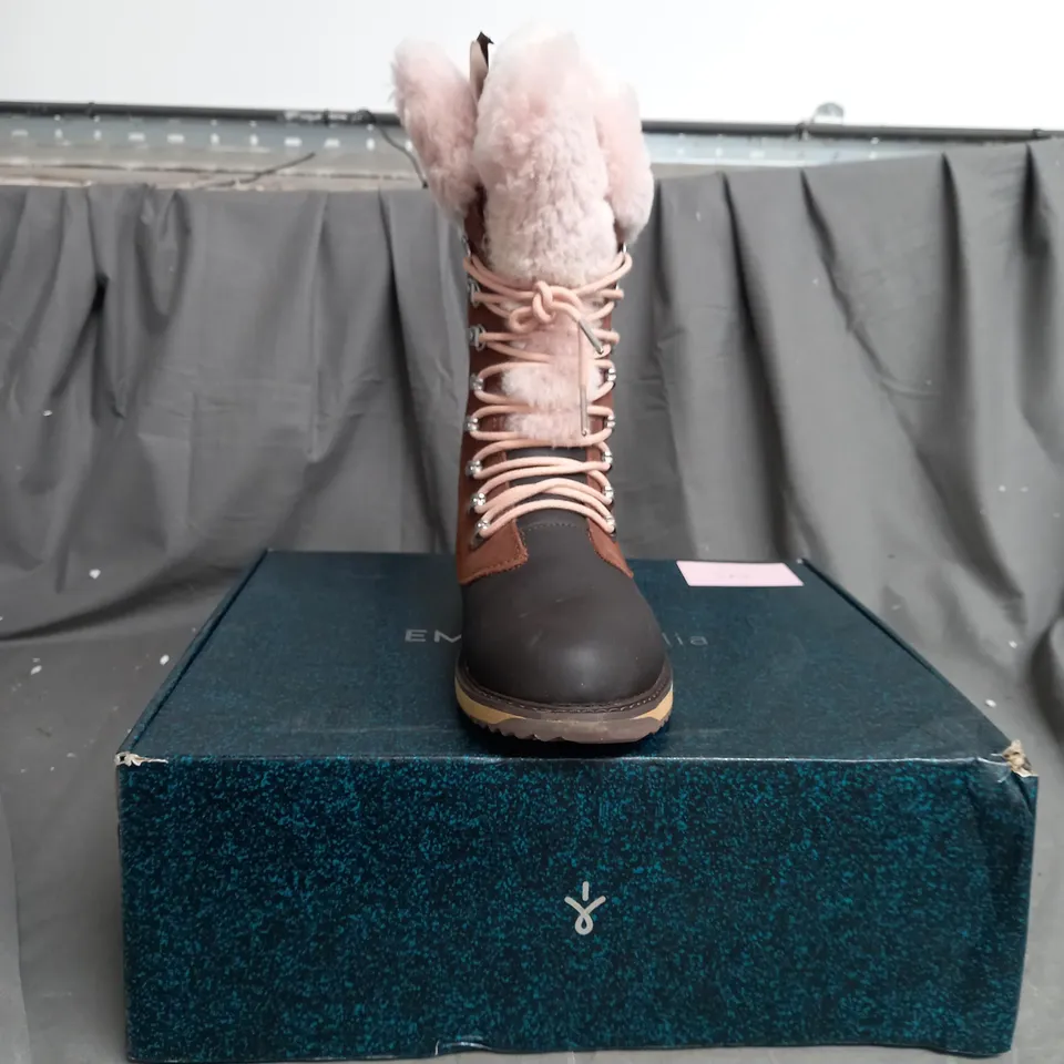 BOXED PAIR OF EMU ALL WEATHER ORICA HI WATERPROOF BOOTS IN OAK/ESPRESSO SIZE 6