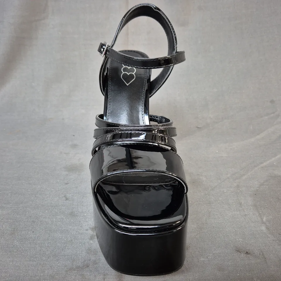 BOXED PAIR OF KOI OPEN TOE PLATFORM BLOCK HEEL SANDALS IN BLACK SIZE 4