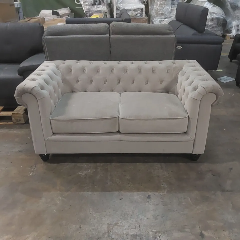 QUALITY DESIGNER HAMPTON 2 SEATER CHESTERFIELD SOFA, CHAMPAGNE CLASSIC VELVET