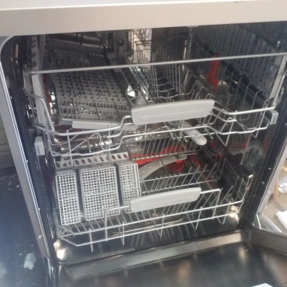 HOTPOINT HFC3C26WSV FULL SIZE 14-PLACE DISHWASHER - SILVER