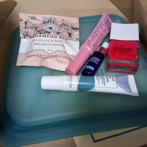 PALLET CONTAINING LARGE QUANTITY OF BIRCHBOX APRIL 2021 MONTHLY MAKEUP BOXES