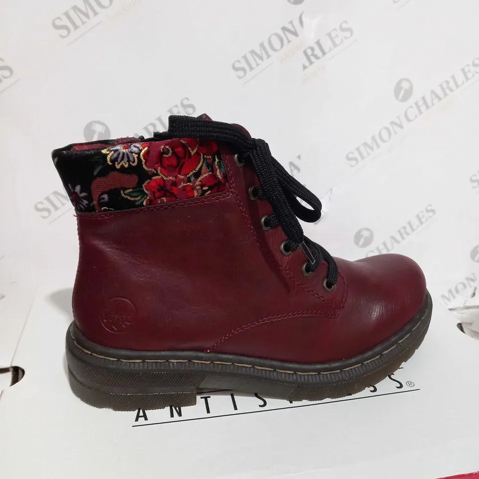 BOXED PAIR OF RIEKER RED INTEREST COLOUR BOOT SIZE 6 