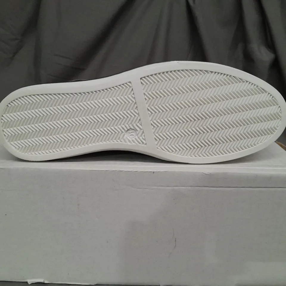 BOXED PAIR OF MODA IN PELLE ASTRIPE GREY LEATHER TRAINERS - SIZE 7