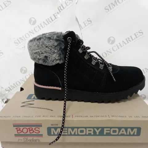 SKECHERS MOUNT HIKER SUEDE BOOTS - SIZE 5