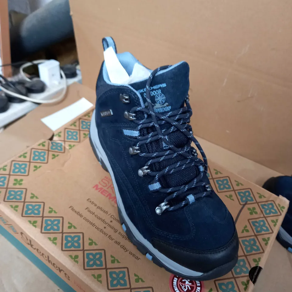 SKETCHERS MEMORY FOAM WATERPROOF BOOT NAVY SIZE 6