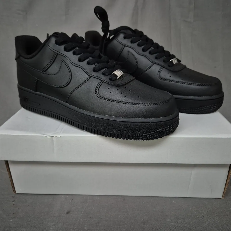 BOXED PAIR OF NIKE AIR FORCE 1 '07 SHOES IN BLACK UK SIZE 7.5