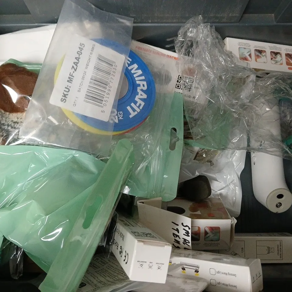 APPROXIMATELY 15 ASSORTED HOUSEHOLD ITEMS TO INCLUDE CHRISTMAS GONK, PORTABLE SEALING MACHINE, BUMBUM PORTABLE BIDET, ETC