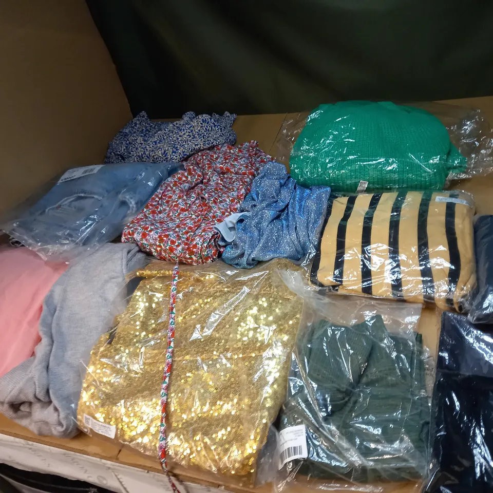 LOT OF APPROX 20 ASSORTED CLOTHING ITEMS TO INCLUDE JUMPERS, JEANS AND T-SHIRTS