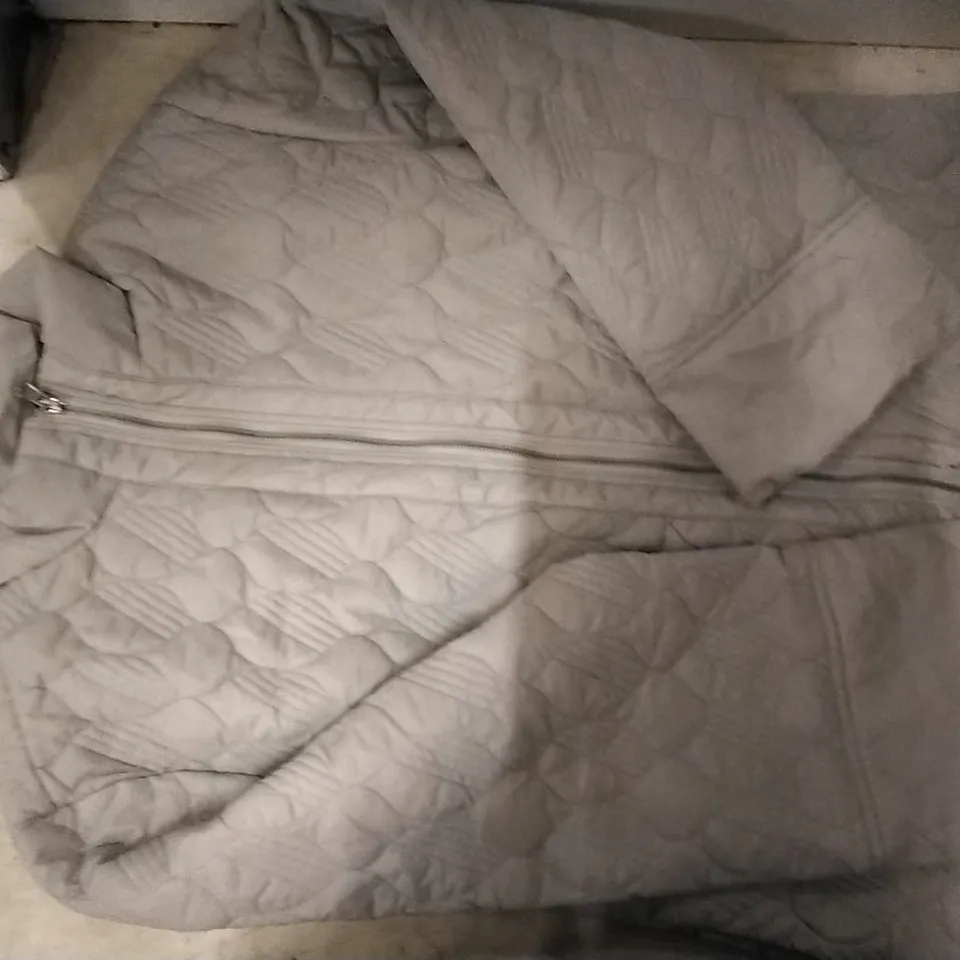 BOX CONTAINING MARLA WAYNE LIGHT GREY JACKET SIZE M , 3 PCS 