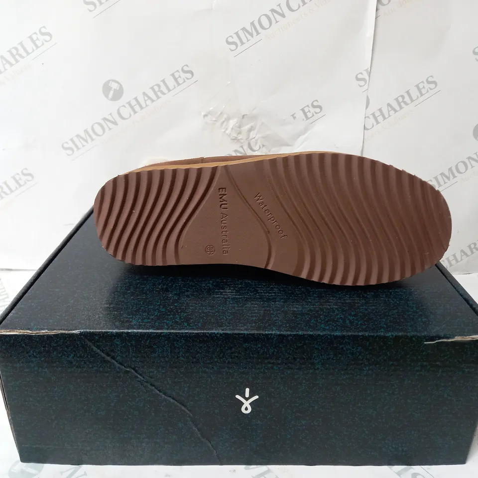 BOXED PAIR OF EMU ELECTRA WATERPROOF SUEDE BOOTS IN OAK/CHENE - SIZE W8/M8