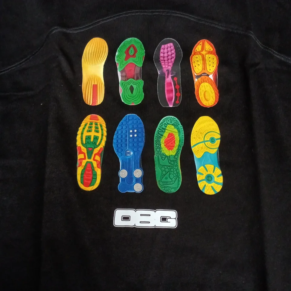 DIRTBAG BLACK T-SHIRT WITH MULTICOLOURED FOOTPRINT GRAPHIC – SIZE L